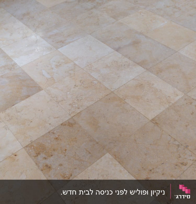 רצפה מלוכלכת עם כתמים, זקוקה לניקוי